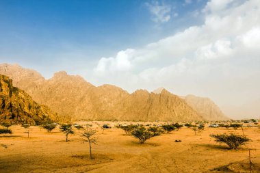 Suudi Arabistan Dağları 'nın jeolojik manzarası Vadi Gin' in Kuru ve Rocky Dağları, Suudi Arabistan