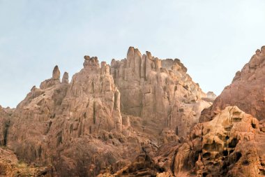 Suudi Arabistan Dağları 'nın jeolojik manzarası Vadi Gin' in Kuru ve Rocky Dağları, Suudi Arabistan