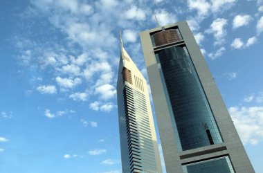 Emirates Kuleleri 'nin, İkiz Gökdelenler' in muhteşem manzarası. Şeyh Zayed Yolu, İkamet ve İş Skyline, Dubai, Uae 'den bir manzara