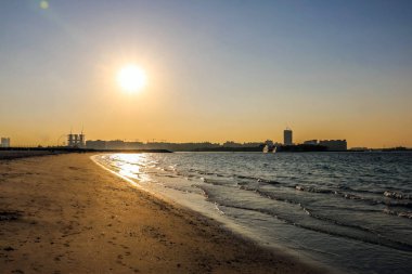 Deniz manzaralı Horizon, Dubai 'de kumlu plaj, Birleşik Arap Emirlikleri