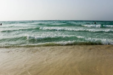 Deniz manzaralı Horizon, Dubai 'de kumlu plaj, Birleşik Arap Emirlikleri