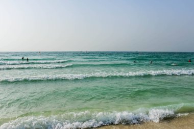 Deniz manzaralı Horizon, Dubai 'de kumlu plaj, Birleşik Arap Emirlikleri