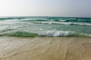 Deniz manzaralı Horizon, Dubai 'de kumlu plaj, Birleşik Arap Emirlikleri