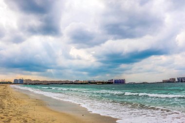 Deniz manzaralı Horizon, Dubai 'de kumlu plaj, Birleşik Arap Emirlikleri