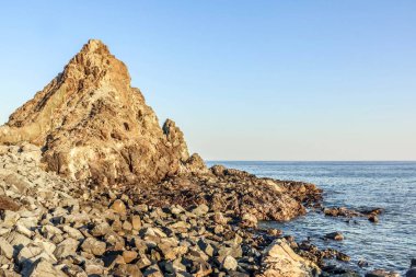 Fujairah, Birleşik Arap Emirlikleri 'nde Deniz Burnu ve Rocky Sahili Horizonu