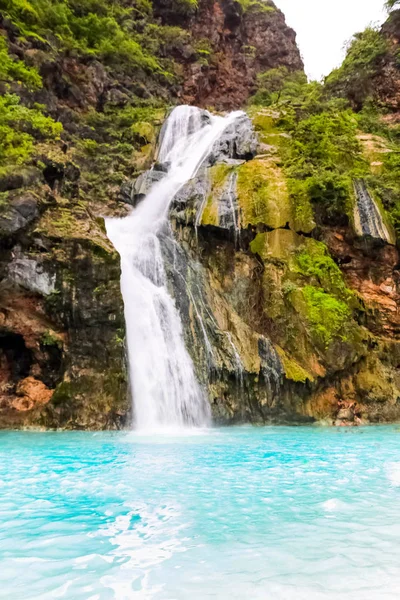 Waterval Ayn Khor Weelderig Groen Landschap Bomen Mistige Bergen Toeristische — Stockfoto