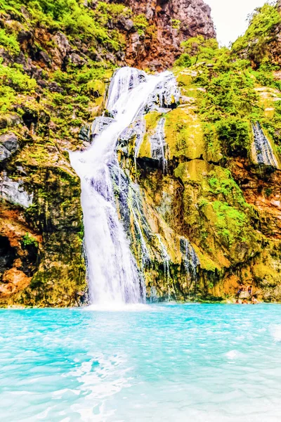 Waterval Ayn Khor Weelderig Groen Landschap Bomen Mistige Bergen Toeristische — Stockfoto