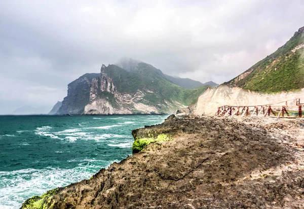 Al Mughsayl Sahili 'ndeki yemyeşil manzara ve Marneef Mağarası Rocky Dağları, Salalah, Umman