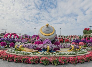 Güneşli bir günde 45 milyondan fazla çiçeğin bulunduğu Mucize Bahçesi 'nin Flourish Manzarası Dubai' de Çiçek Bahçesi, Uae