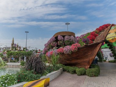 Güneşli bir günde 45 milyondan fazla çiçeğin bulunduğu Mucize Bahçesi 'nin Flourish Manzarası Dubai' de Çiçek Bahçesi, Uae
