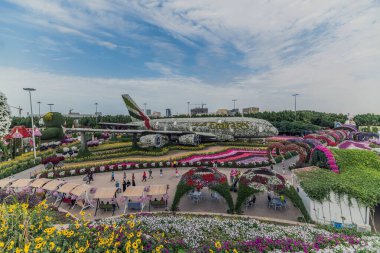 Güneşli bir günde 45 milyondan fazla çiçeğin bulunduğu Mucize Bahçesi 'nin Flourish Manzarası Dubai' de Çiçek Bahçesi, Uae