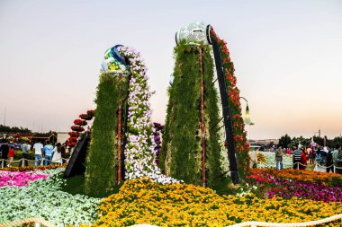 Güneşli bir günde 45 milyondan fazla çiçeğin bulunduğu Mucize Bahçesi 'nin Flourish Manzarası Dubai' de Çiçek Bahçesi, Uae