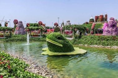 Güneşli bir günde 45 milyondan fazla çiçeğin bulunduğu Mucize Bahçesi 'nin Flourish Manzarası Dubai' de Çiçek Bahçesi, Uae