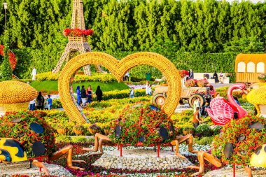Güneşli bir günde 45 milyondan fazla çiçeğin bulunduğu Mucize Bahçesi 'nin Flourish Manzarası Dubai' de Çiçek Bahçesi, Uae