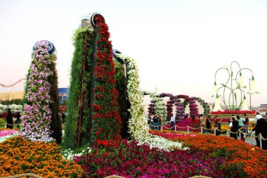 Güneşli bir günde 45 milyondan fazla çiçeğin bulunduğu Mucize Bahçesi 'nin Flourish Manzarası Dubai' de Çiçek Bahçesi, Uae