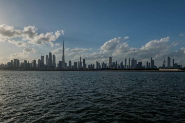 Bulutlu Gök 'ün altındaki Burç Halife' nin rıhtım manzarası, Dünya 'nın en yüksek kulesi. Şeyh Zayed Yolu, Şehir Merkezi, Dubai, Uae 'deki İkamet ve İş Gökdelenleri' nden bir manzara