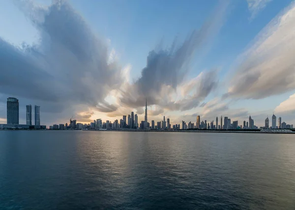 Uitzicht Het Water Van Burj Khalifa Onder Cloudy Sky World — Stockfoto