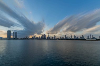 Bulutlu Gök 'ün altındaki Burç Halife' nin rıhtım manzarası, Dünya 'nın en yüksek kulesi. Şeyh Zayed Yolu, Şehir Merkezi, Dubai, Uae 'deki İkamet ve İş Gökdelenleri' nden bir manzara