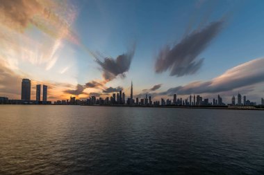 Bulutlu Gök 'ün altındaki Burç Halife' nin rıhtım manzarası, Dünya 'nın en yüksek kulesi. Şeyh Zayed Yolu, Şehir Merkezi, Dubai, Uae 'deki İkamet ve İş Gökdelenleri' nden bir manzara