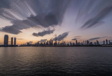 Bulutlu Gök 'ün altındaki Burç Halife' nin rıhtım manzarası, Dünya 'nın en yüksek kulesi. Şeyh Zayed Yolu, Şehir Merkezi, Dubai, Uae 'deki İkamet ve İş Gökdelenleri' nden bir manzara