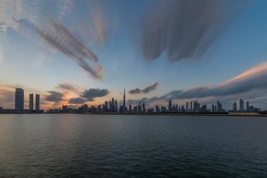 Bulutlu Gök 'ün altındaki Burç Halife' nin rıhtım manzarası, Dünya 'nın en yüksek kulesi. Şeyh Zayed Yolu, Şehir Merkezi, Dubai, Uae 'deki İkamet ve İş Gökdelenleri' nden bir manzara