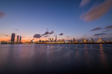 Bulutlu Gök 'ün altındaki Burç Halife' nin rıhtım manzarası, Dünya 'nın en yüksek kulesi. Şeyh Zayed Yolu, Şehir Merkezi, Dubai, Uae 'deki İkamet ve İş Gökdelenleri' nden bir manzara