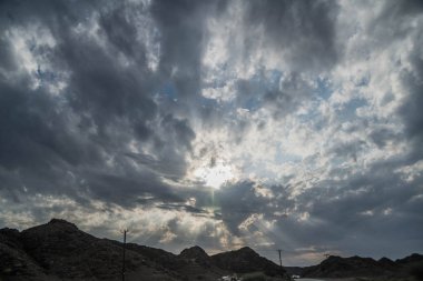 Rocky Dağları Adası 'nın üzerinde Güneş Işığı ve Bulutlu Gökyüzü Manzarası