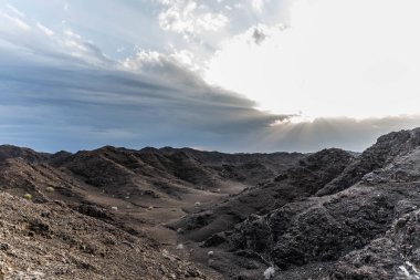 Rocky Dağları Adası 'nın üzerinde Güneş Işığı ve Bulutlu Gökyüzü Manzarası