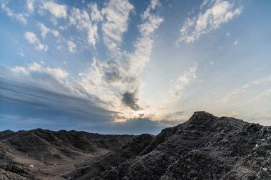 Rocky Dağları Adası 'nın üzerinde Güneş Işığı ve Bulutlu Gökyüzü Manzarası