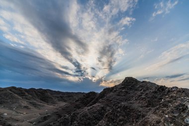 Rocky Dağları Adası 'nın üzerinde Güneş Işığı ve Bulutlu Gökyüzü Manzarası