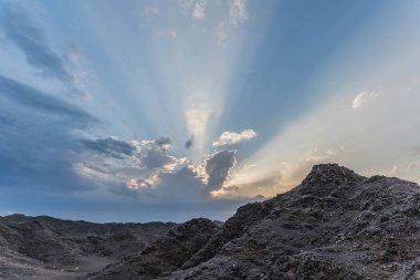 Rocky Dağları Adası 'nın üzerinde Güneş Işığı ve Bulutlu Gökyüzü Manzarası