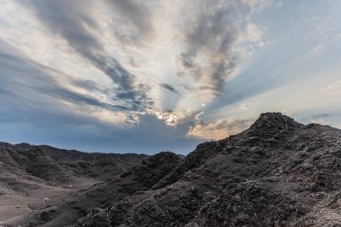 Rocky Dağları Adası 'nın üzerinde Güneş Işığı ve Bulutlu Gökyüzü Manzarası
