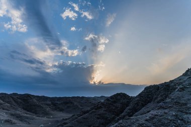 Rocky Dağları Adası 'nın üzerinde Güneş Işığı ve Bulutlu Gökyüzü Manzarası