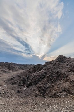 Rocky Dağları Adası 'nın üzerinde Güneş Işığı ve Bulutlu Gökyüzü Manzarası