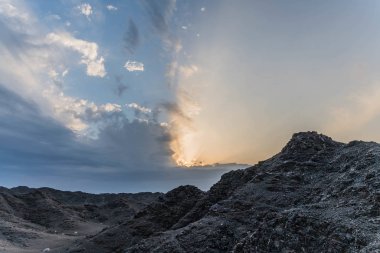 Rocky Dağları Adası 'nın üzerinde Güneş Işığı ve Bulutlu Gökyüzü Manzarası