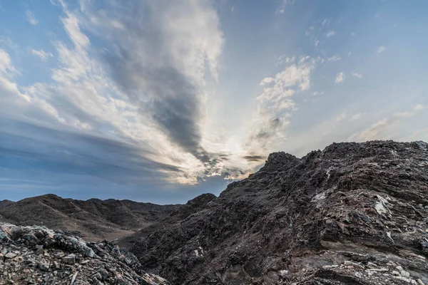 Cielo Escénico Atardecer Con Fuerte Rayo Sol Cielo Nublado Sobre — Foto de Stock