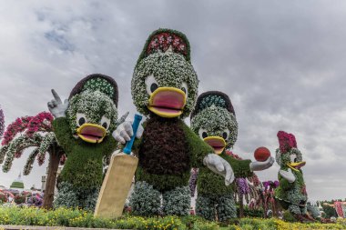 Güneşli bir günde 45 milyondan fazla çiçeğin bulunduğu Mucize Bahçesi 'nin Flourish Manzarası Dubai' de Çiçek Bahçesi, Uae