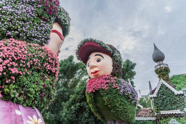 Güneşli bir günde 45 milyondan fazla çiçeğin bulunduğu Mucize Bahçesi 'nin Flourish Manzarası Dubai' de Çiçek Bahçesi, Uae