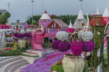 Güneşli bir günde 45 milyondan fazla çiçeğin bulunduğu Mucize Bahçesi 'nin Flourish Manzarası Dubai' de Çiçek Bahçesi, Uae