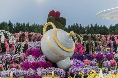 Güneşli bir günde 45 milyondan fazla çiçeğin bulunduğu Mucize Bahçesi 'nin Flourish Manzarası Dubai' de Çiçek Bahçesi, Uae