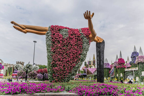 Цветочный сад в Дубае с более чем 45 миллионами цветов в солнечный день, ОАЭ
