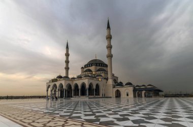 University City 'deki Sharjah Camii, Dubai' deki Ünlü Turist Çekimi ve BAE 'deki İkinci Büyük Mescid.