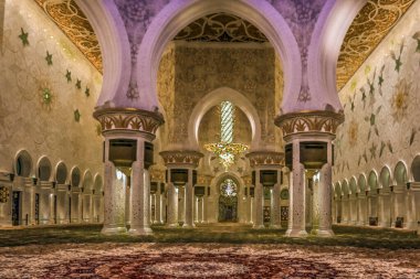 Şeyh Zayed Büyük Camii 'nin gece manzarası Birleşik Arap Emirlikleri' ndeki en büyük caminin minaresi ve dünyanın en büyük sekizinci camii..