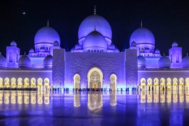 Şeyh Zayed Büyük Camii 'nin gece manzarası Birleşik Arap Emirlikleri' ndeki en büyük caminin minaresi ve dünyanın en büyük sekizinci camii..