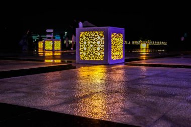 Şeyh Zayed Büyük Camii 'nin gece manzarası Birleşik Arap Emirlikleri' ndeki en büyük caminin minaresi ve dünyanın en büyük sekizinci camii..