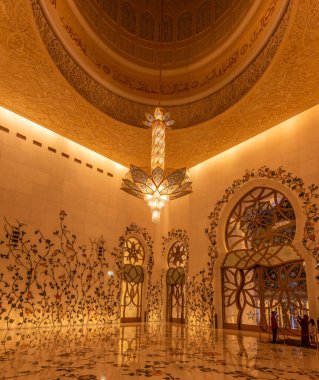 Şeyh Zayed Büyük Camii 'nin iç avlusu Birleşik Arap Emirlikleri' nin en büyük camiinin minaresi ve dünyanın en büyük sekizinci camii..