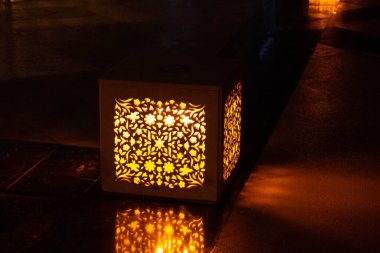 Şeyh Zayed Büyük Camii 'nin iç avlusu Birleşik Arap Emirlikleri' nin en büyük camiinin minaresi ve dünyanın en büyük sekizinci camii..