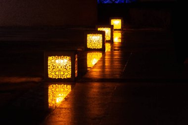 Şeyh Zayed Büyük Camii 'nin iç avlusu Birleşik Arap Emirlikleri' nin en büyük camiinin minaresi ve dünyanın en büyük sekizinci camii..