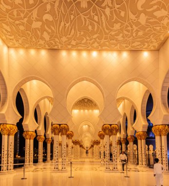 Şeyh Zayed Büyük Camii 'nin iç avlusu Birleşik Arap Emirlikleri' nin en büyük camiinin minaresi ve dünyanın en büyük sekizinci camii..