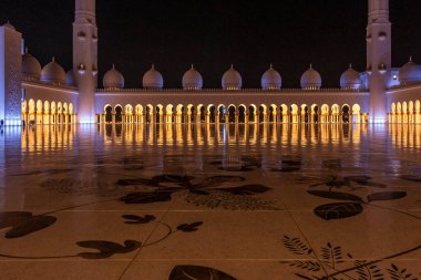 Şeyh Zayed Büyük Camii 'nin iç avlusu Birleşik Arap Emirlikleri' nin en büyük camiinin minaresi ve dünyanın en büyük sekizinci camii..